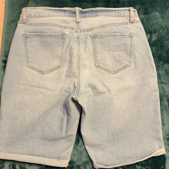 Old Navy Bermuda Shorts - Picture 4 of 4